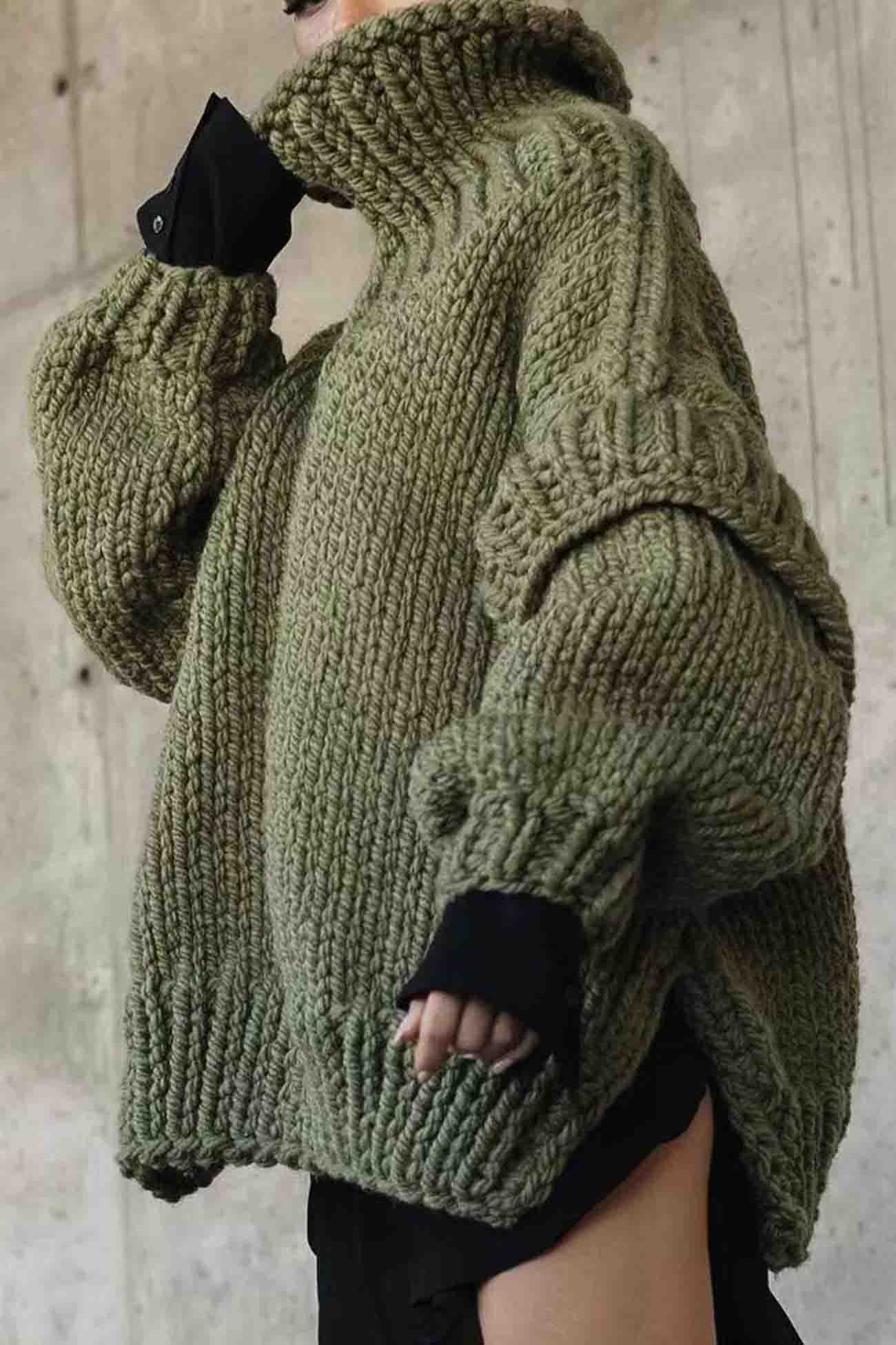 Carina | Solid color sweater with long sleeves and a cowl neckline