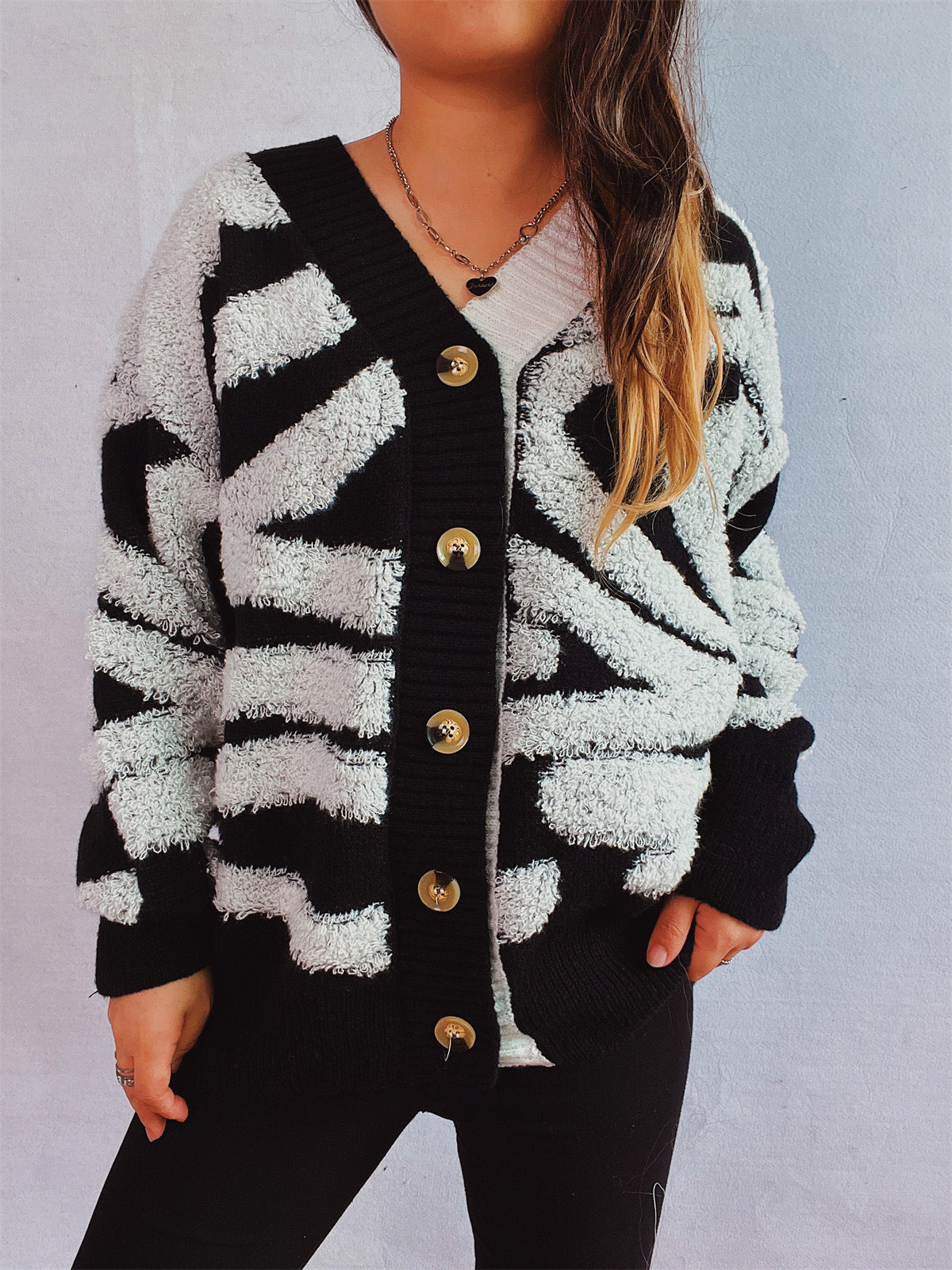 Lea | Contrast color long sleeve cardigan with buttons