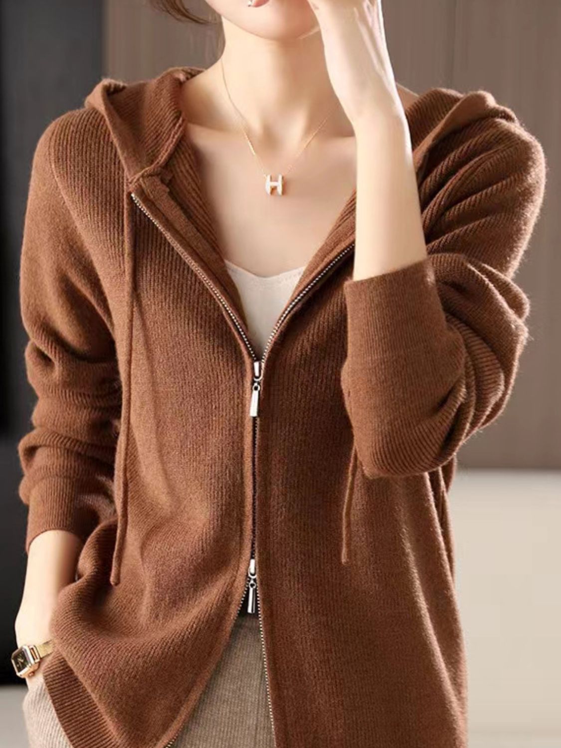 Helga | Long sleeve hoodie with drawstring and zip fastening