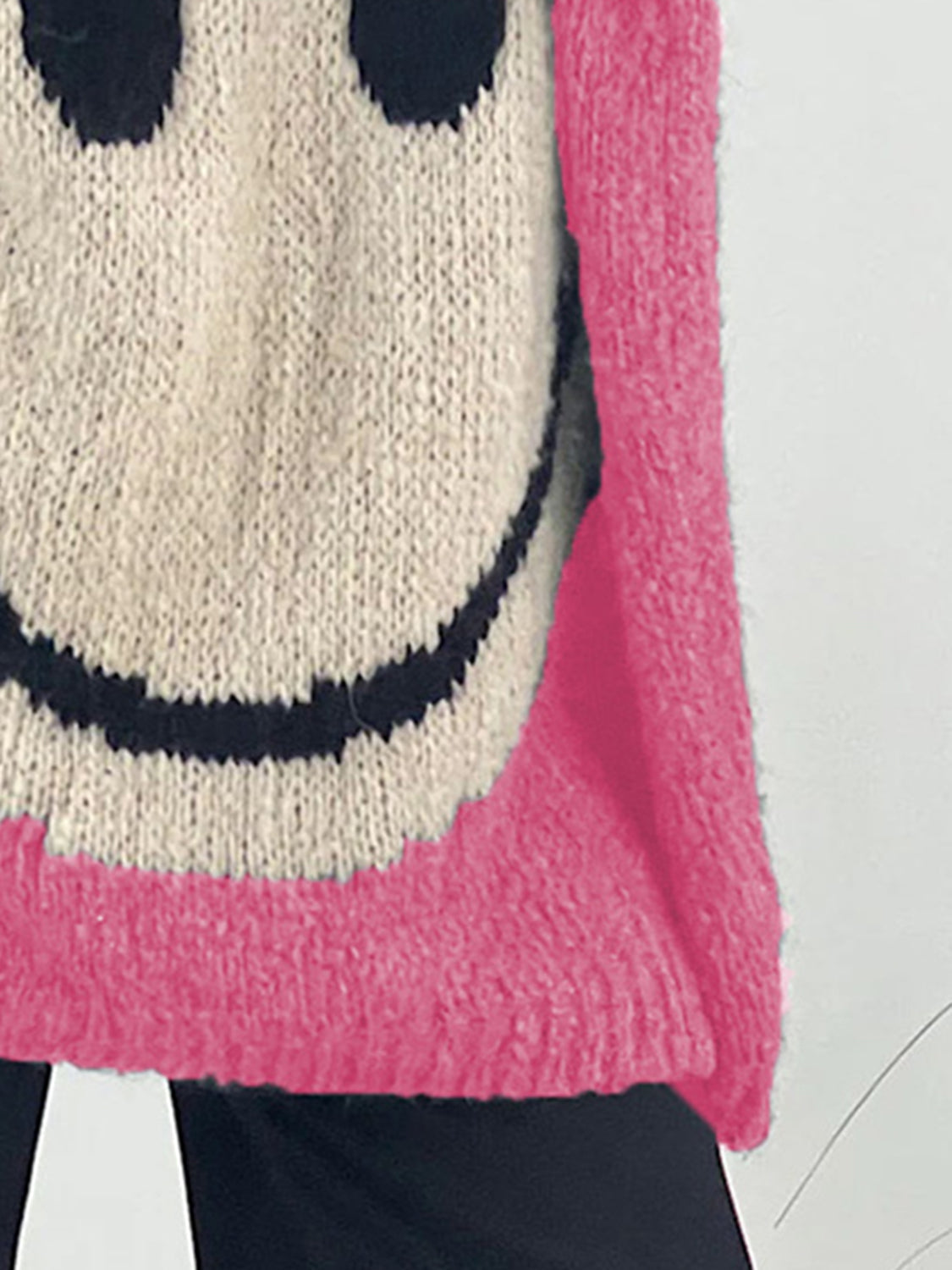 Laura | Long-sleeved sweater with a smiling face and a V-neck