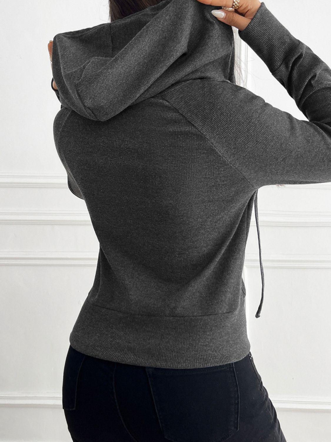 Inés | Long sleeve outerwear with hood and zip fastening