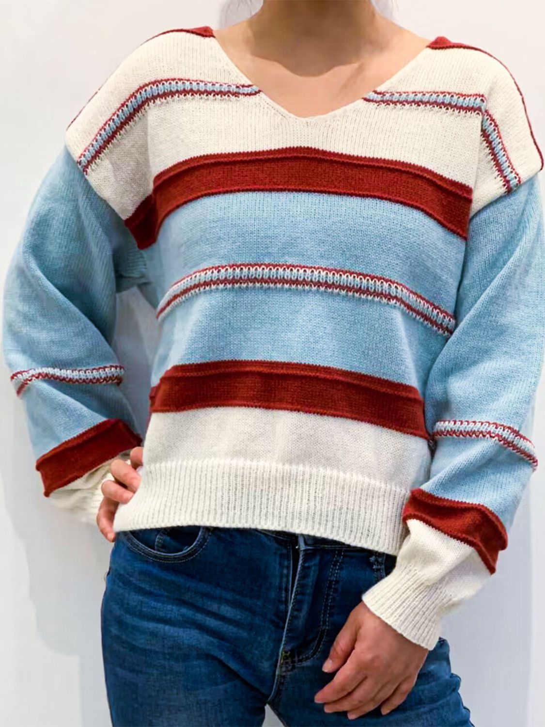 Vanessa | Contrasting colored V-neck sweater with dropped shoulders