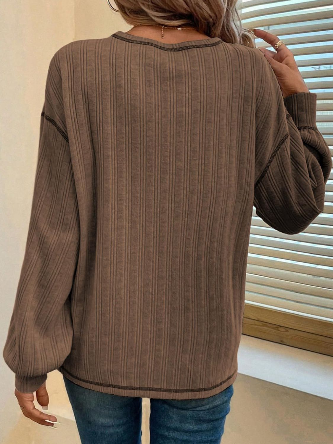 Hildegard | Long-sleeved t-shirt with a crew neck and contrast stitching