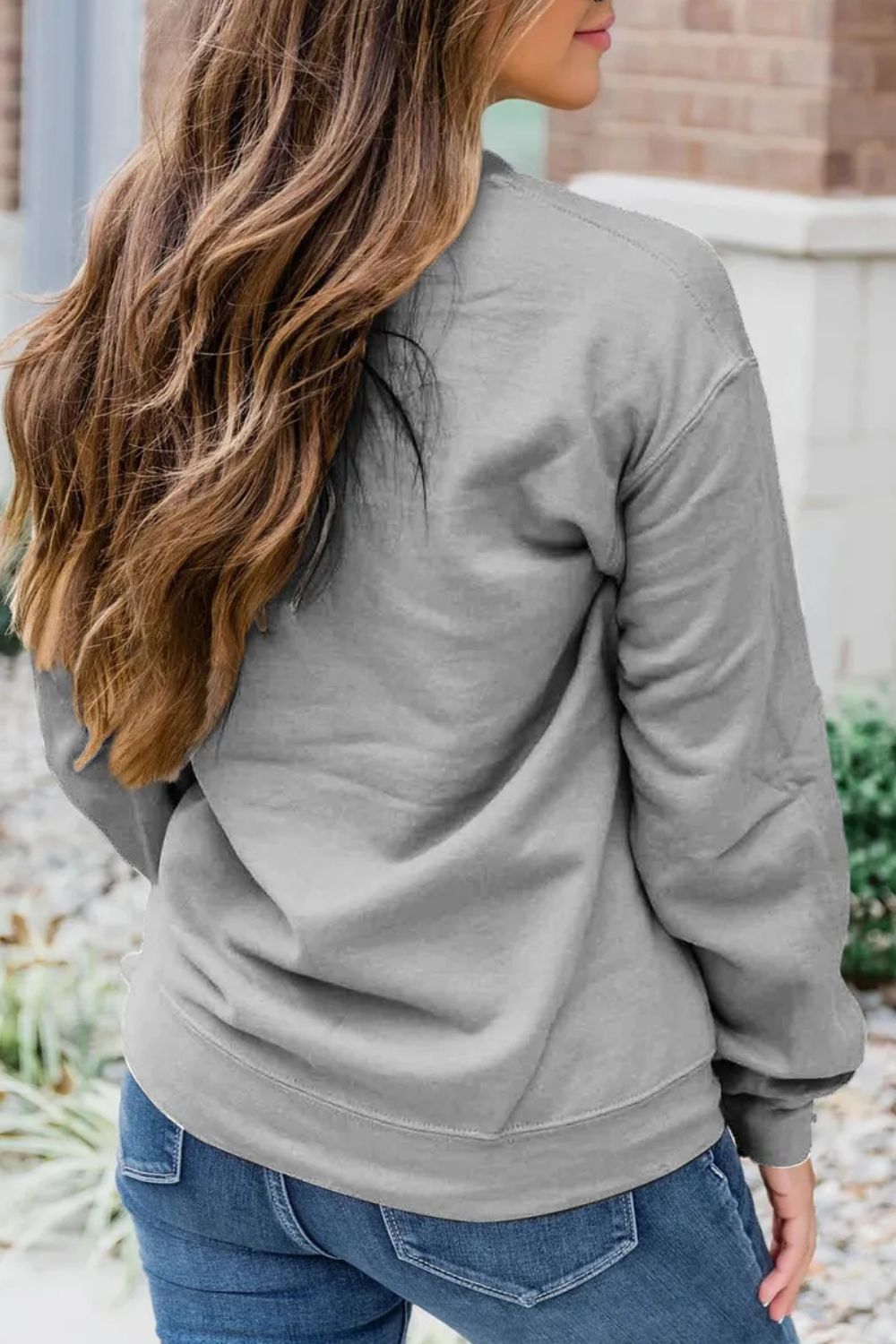 Damaris | Long sleeve crew neck sweatshirt with letter graphic