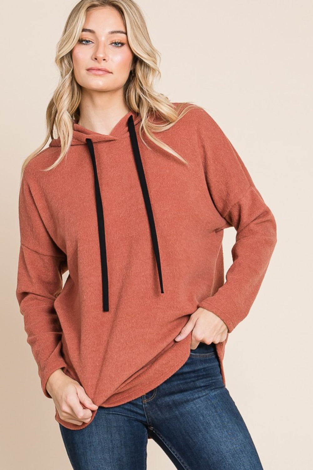 Marta | Knitted hoodie with a contrast drawstring and dropped shoulders