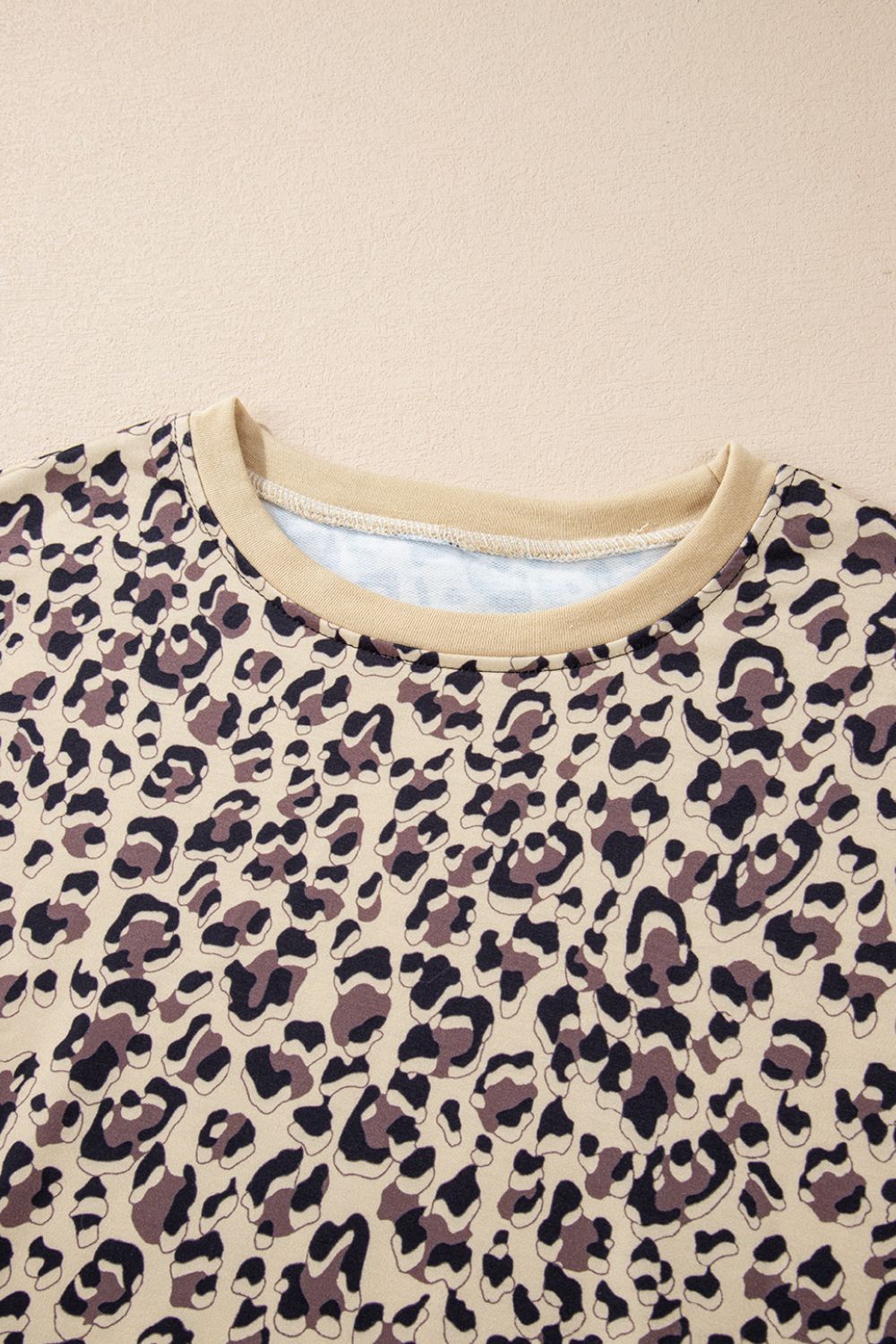 Clara | Long-sleeved sweatshirt with a slit leopard crew neck