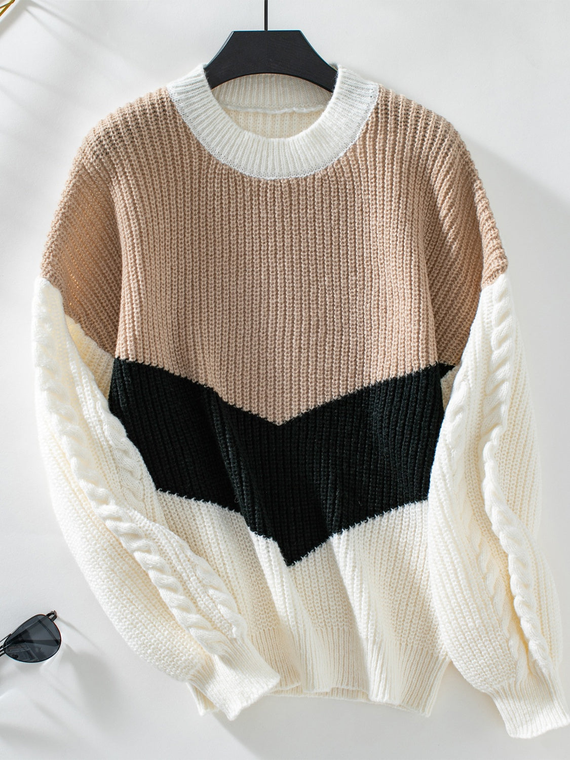 Paula | Contrasting long-sleeved sweater with a crew neck