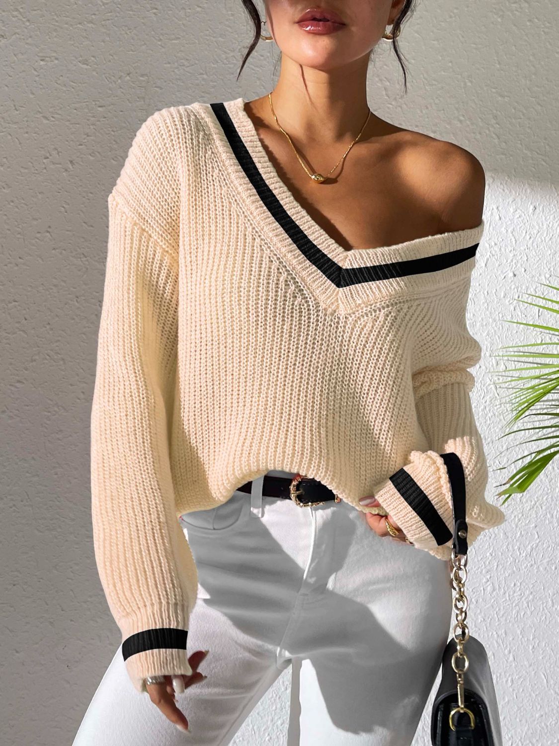 Jeanette | Long-sleeved sweater with contrast trim and V-neck