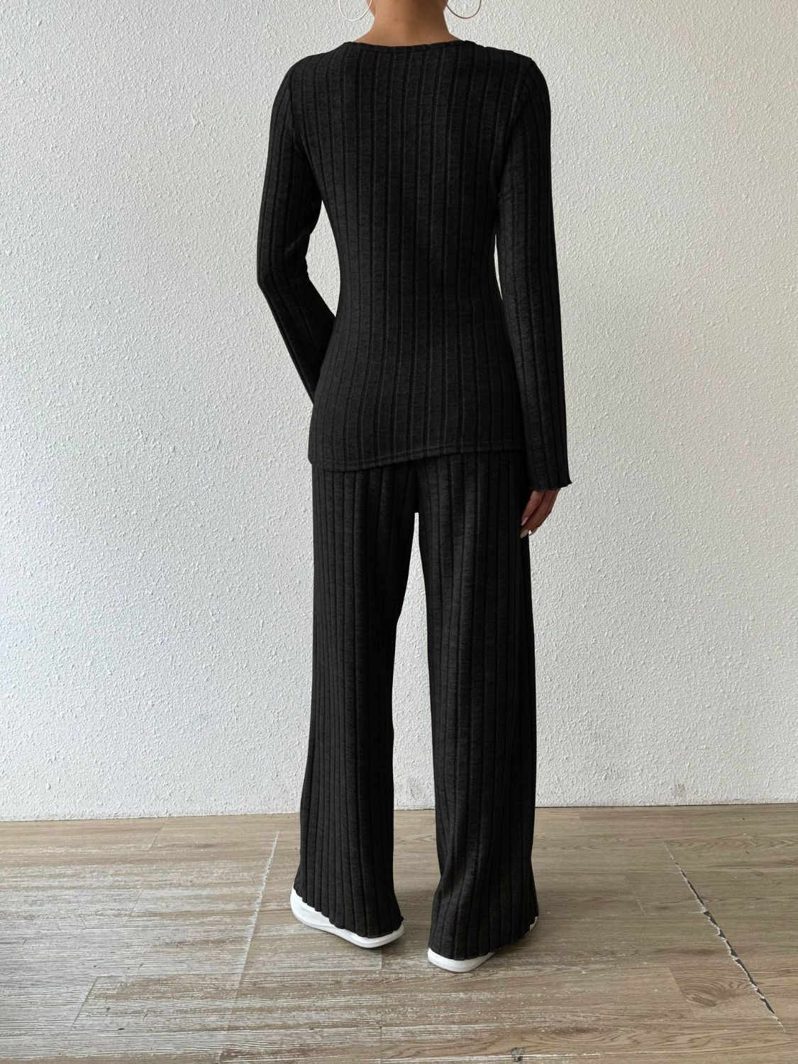 Rocio | Set consisting of a ribbed long-sleeved V-neck shirt and trousers with pockets