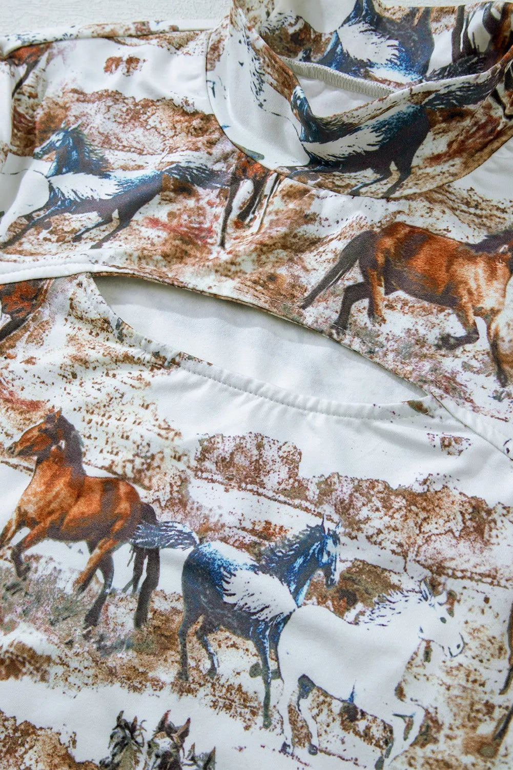 Alice | Long-sleeved T-shirt with stand-up collar and cutout print