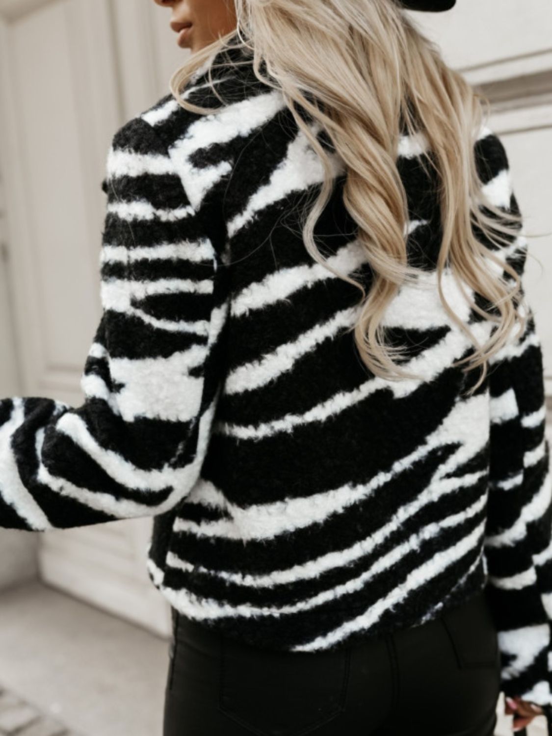 Mayra | Fluffy coat with collar and animal print