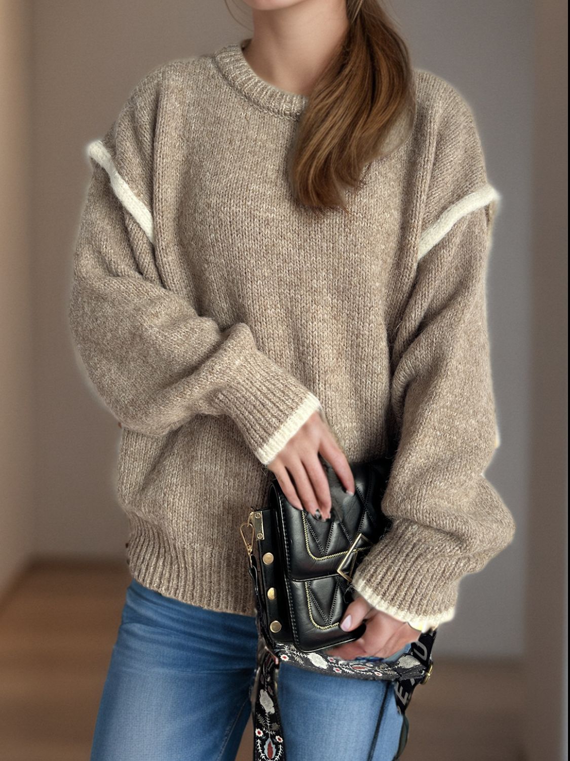 Luz | Round neck sweater with sloping shoulders and contrasting trim