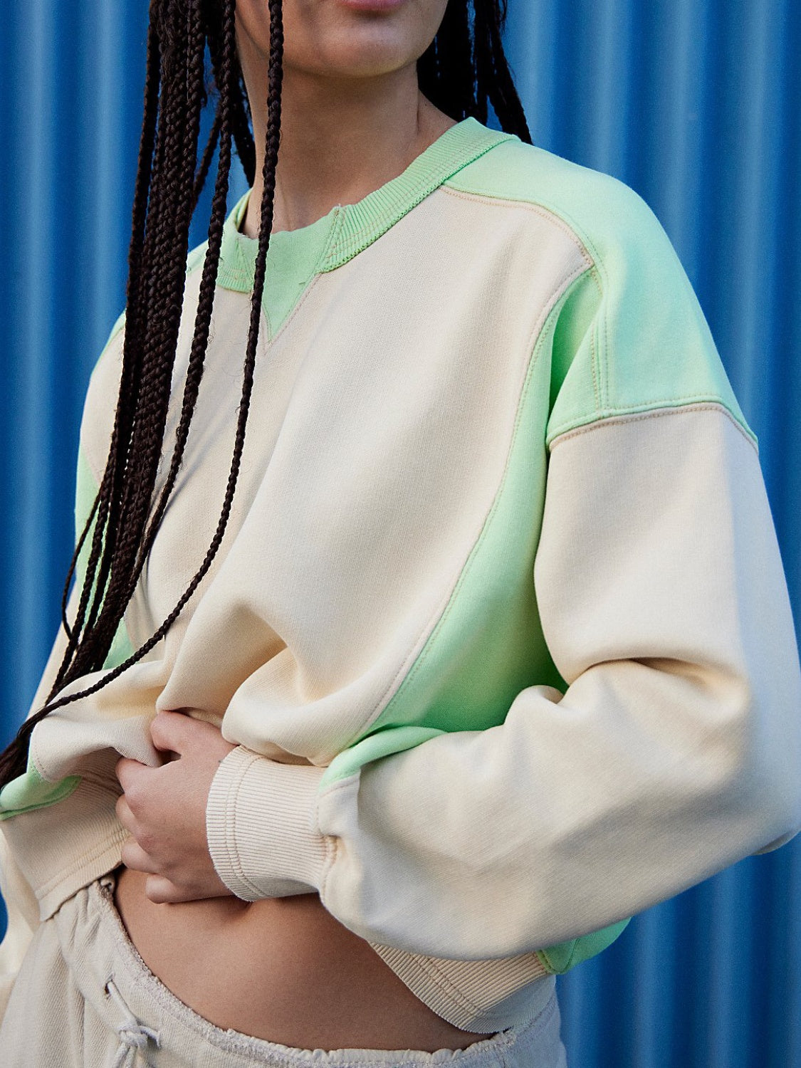 Petra | Contrasting long-sleeved crew neck sweatshirt