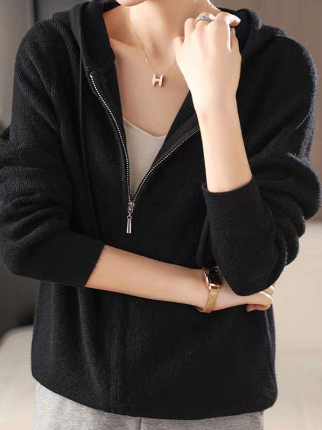 Helga | Long sleeve hoodie with drawstring and zip fastening