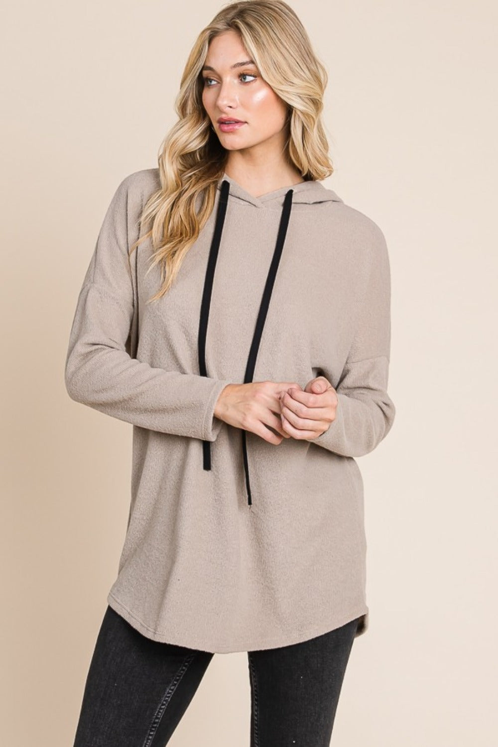 Sara | Knitted hoodie with a contrast drawstring and dropped shoulders