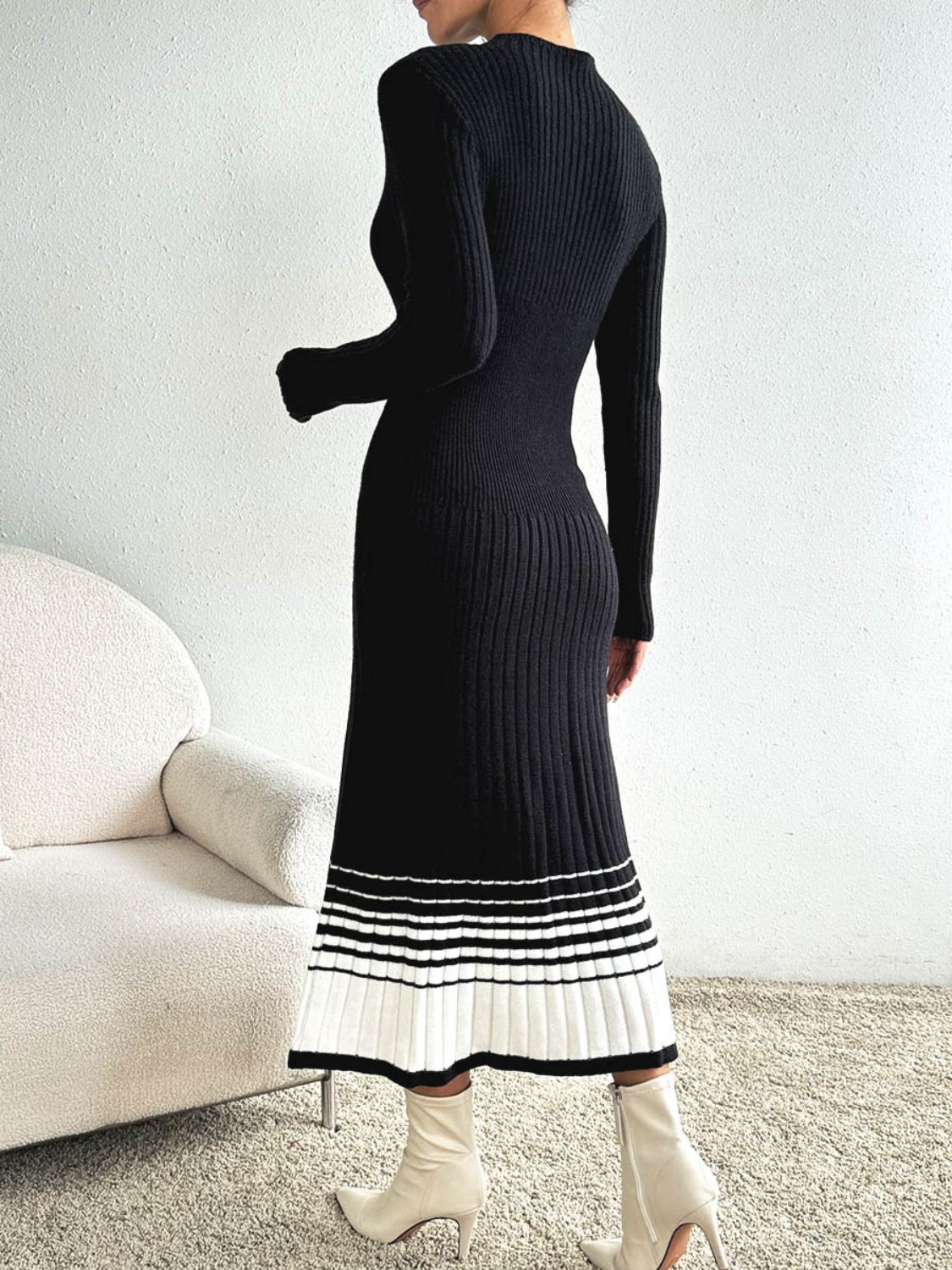 Cristina | Contrasting colored sweater dress with a stand-up collar and long sleeves