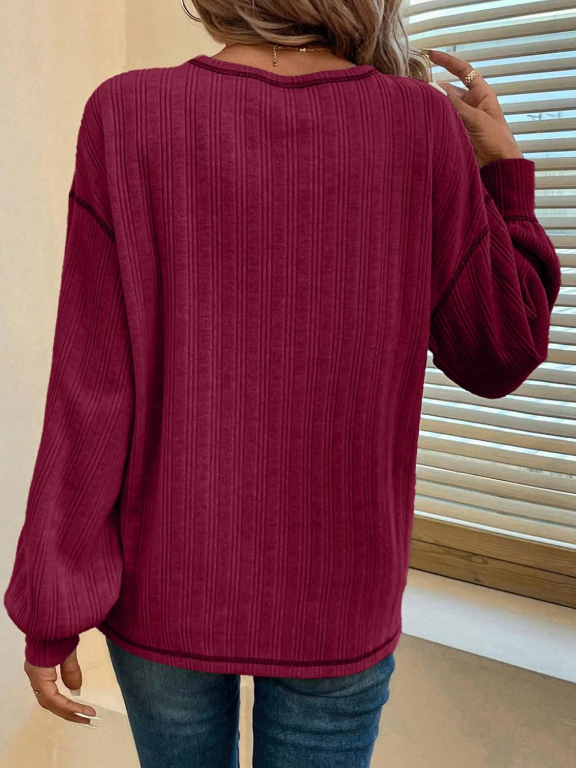 Hildegard | Long-sleeved t-shirt with a crew neck and contrast stitching