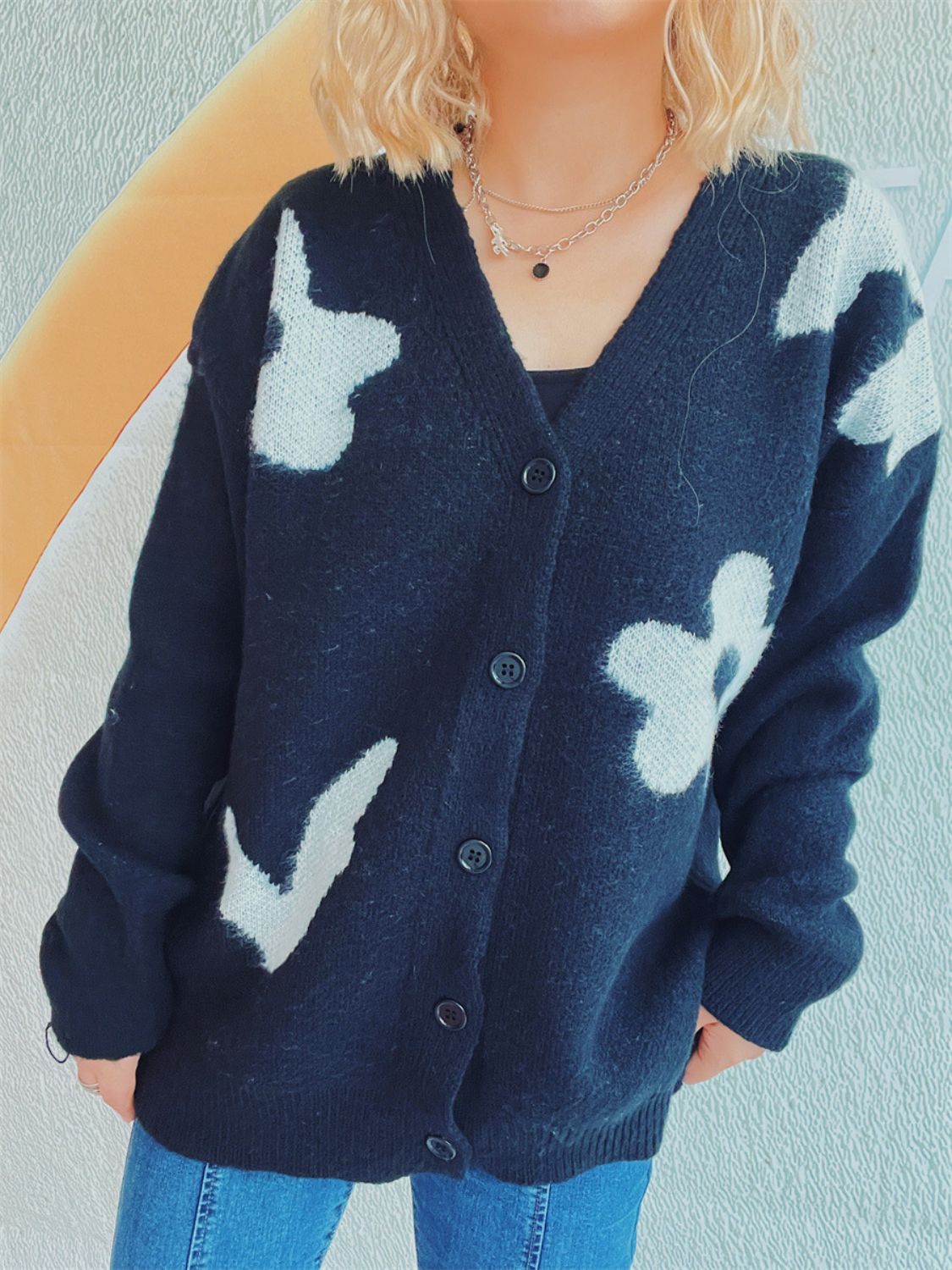Ines | Long-sleeved cardigan with floral buttons and V-neck