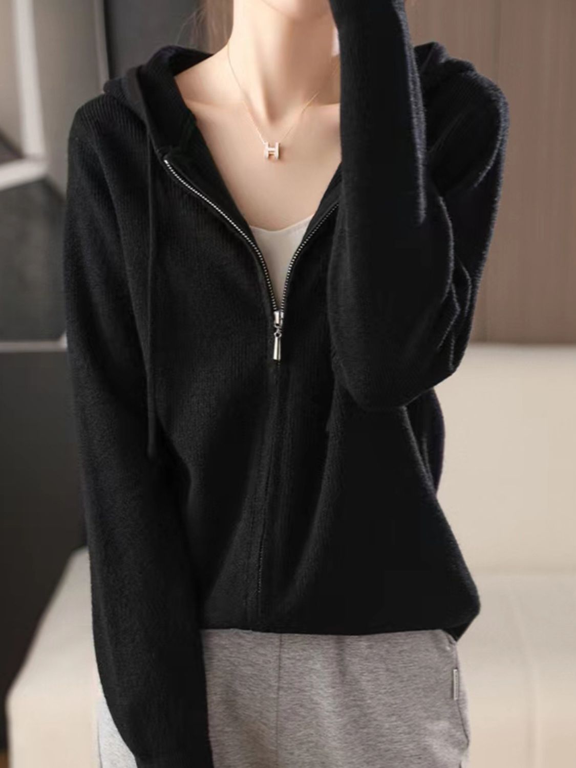 Helga | Long sleeve hoodie with drawstring and zip fastening