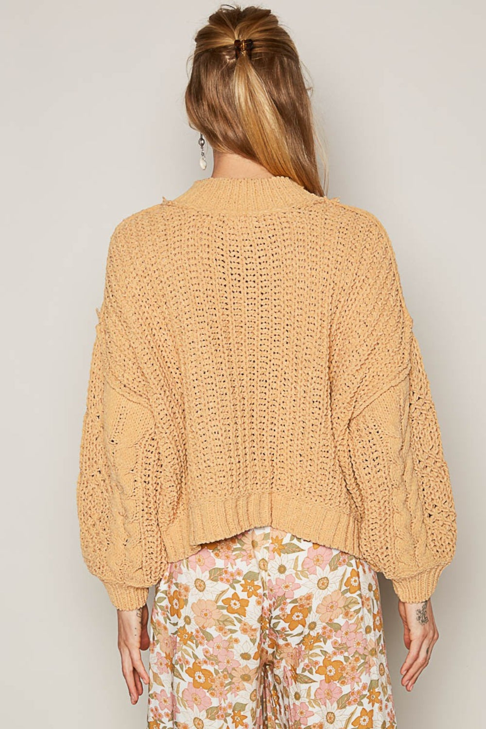 Carolina | Sweater with stand-up collar and cable knit
