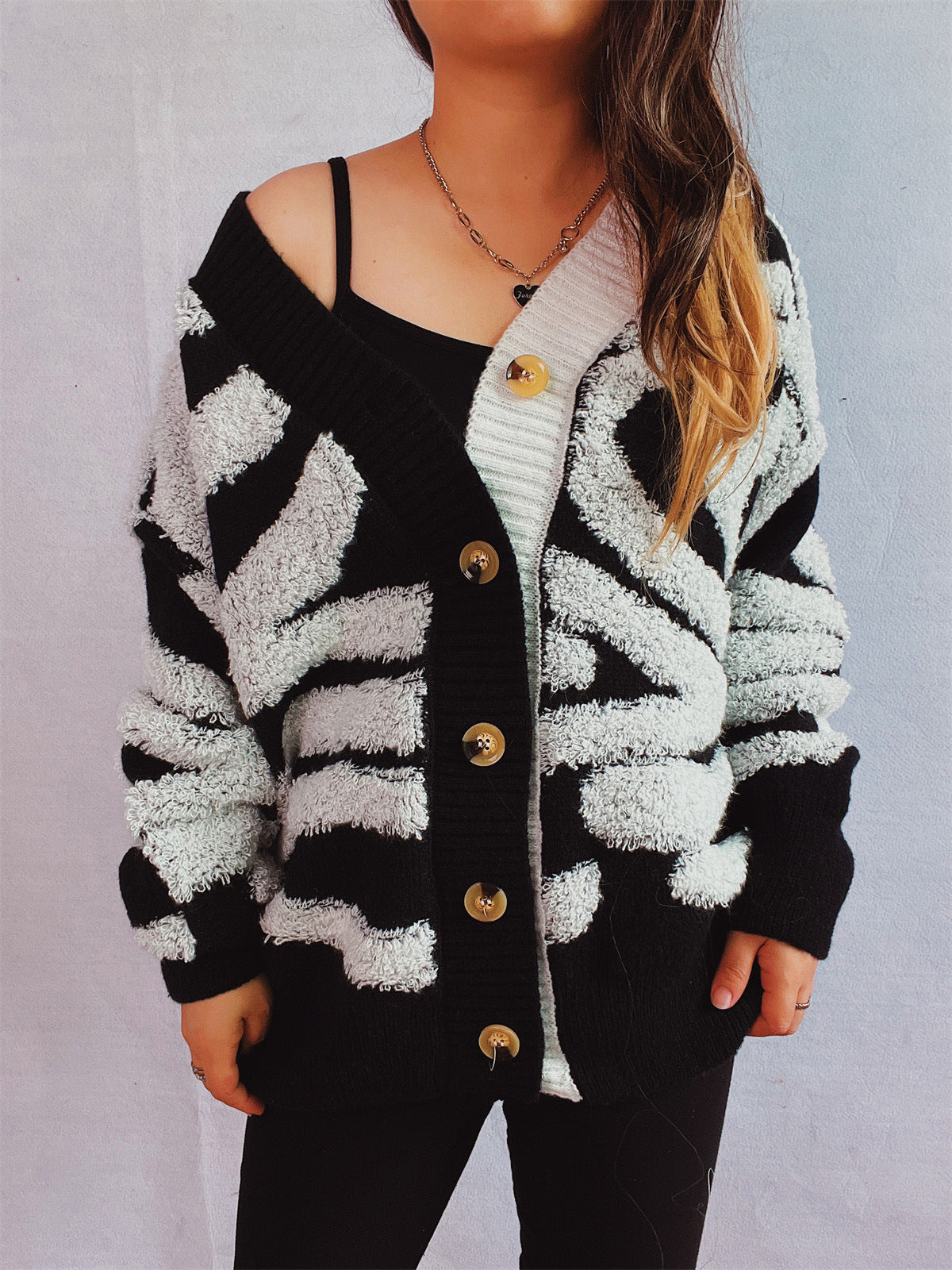 Lea | Contrast color long sleeve cardigan with buttons