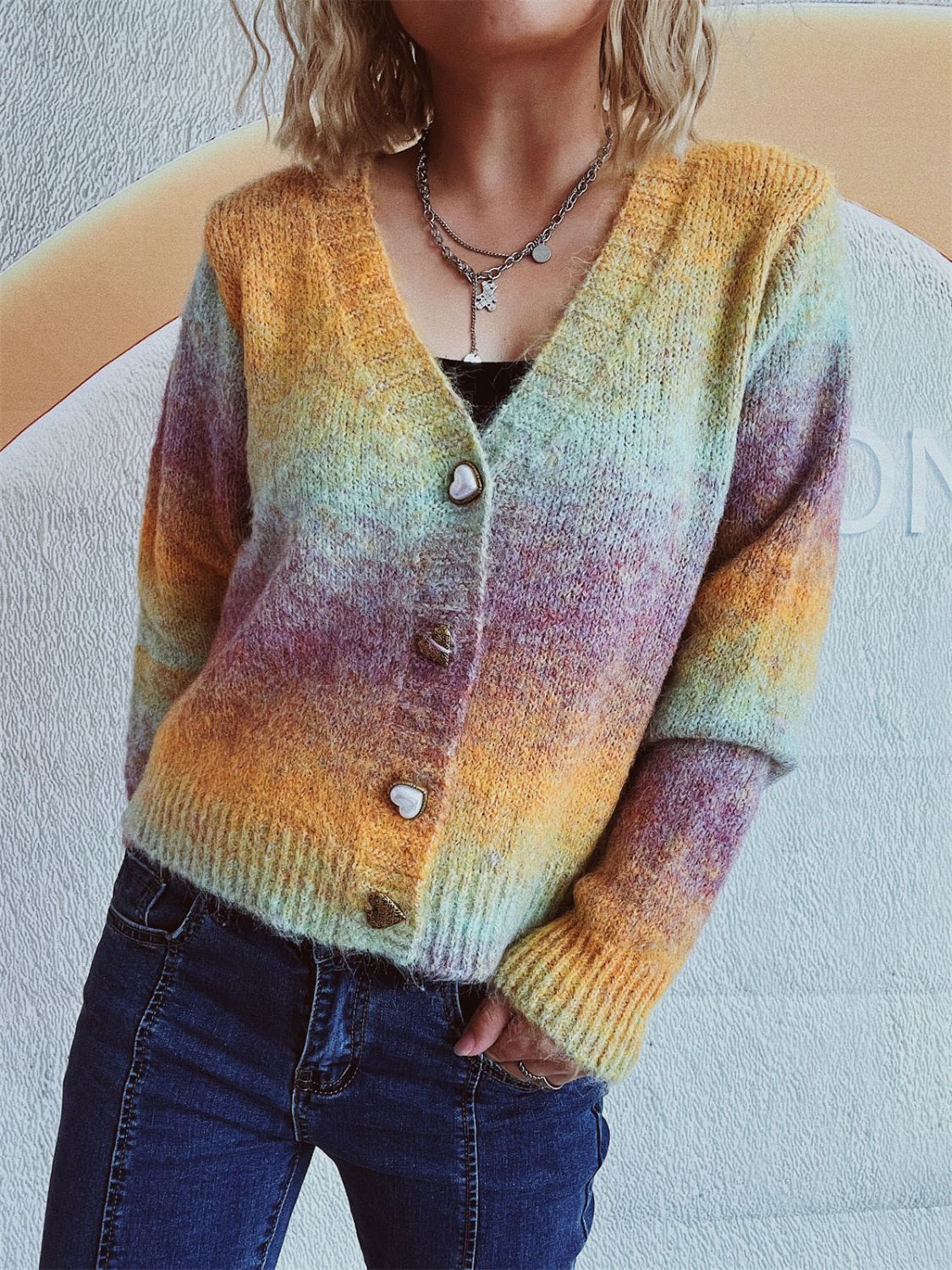 Estela | V-neck cardigan with gradient heart-shaped buttons