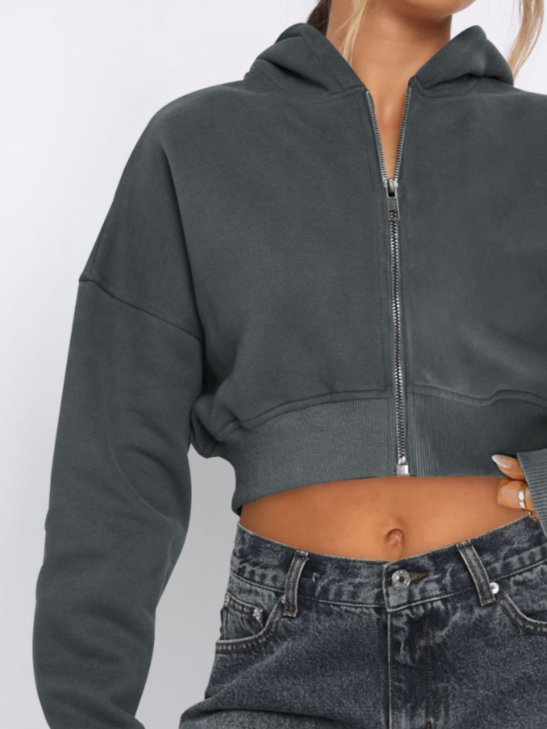 Evelyn | Cropped, long-sleeved jacket with hood and zip