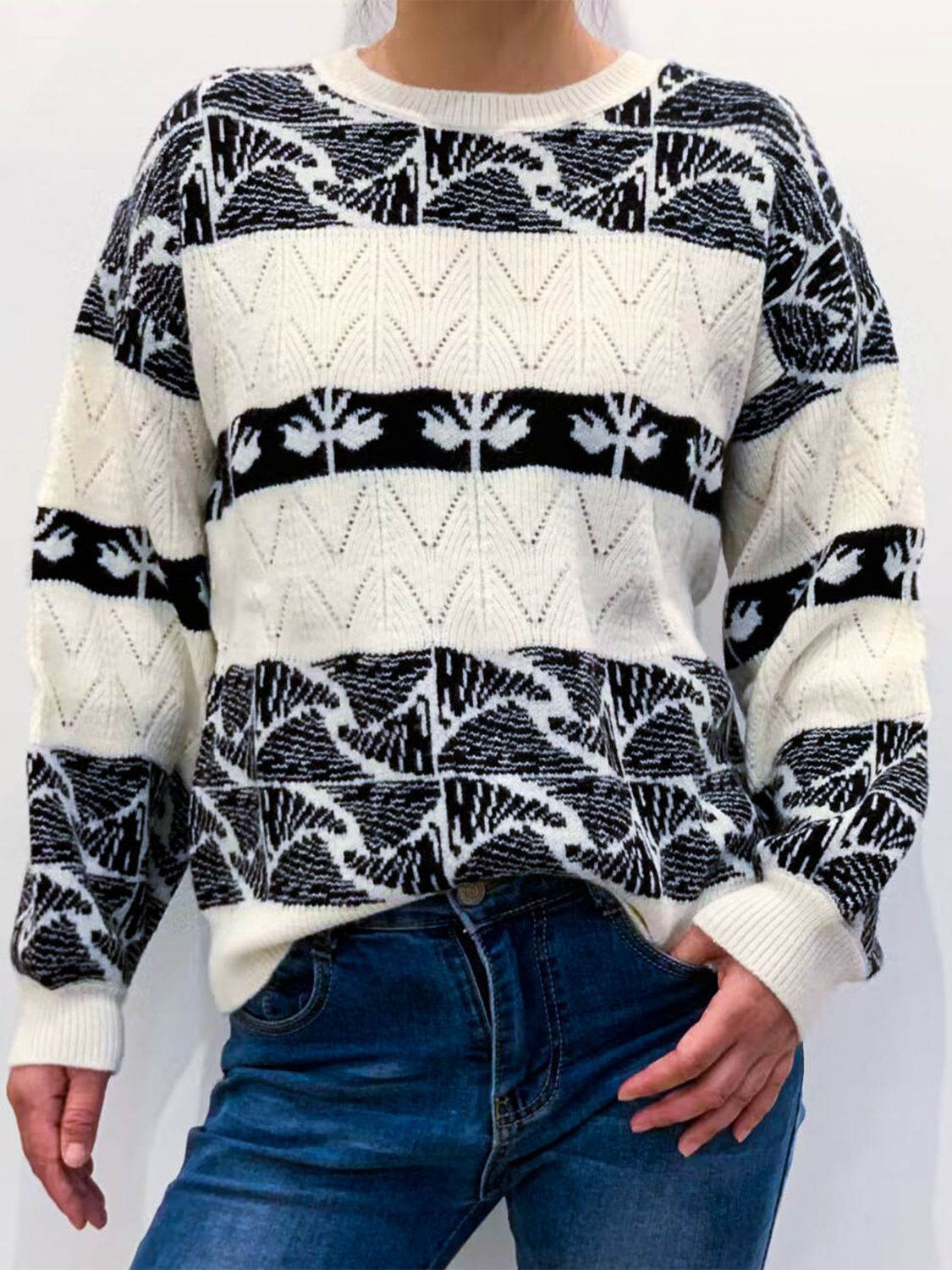 Tatjana | Color block sweater with a crew neck and dropped shoulders