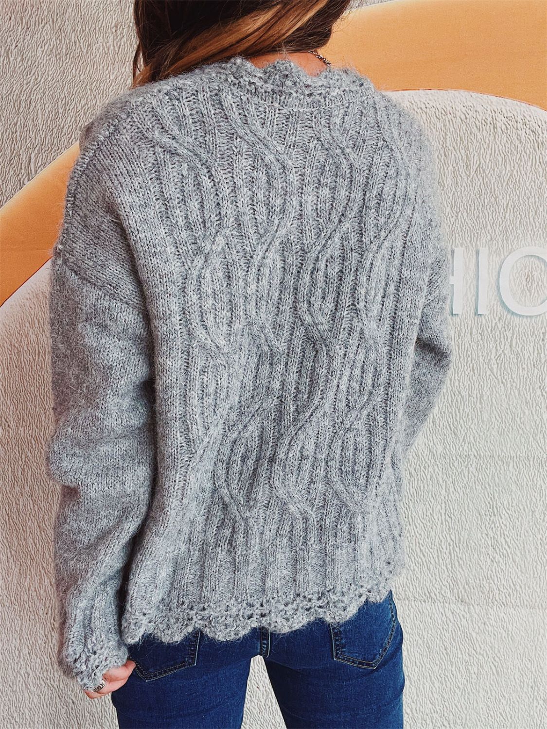 Gabriella | Long-sleeved sweater with dropped shoulders and a wavy hem