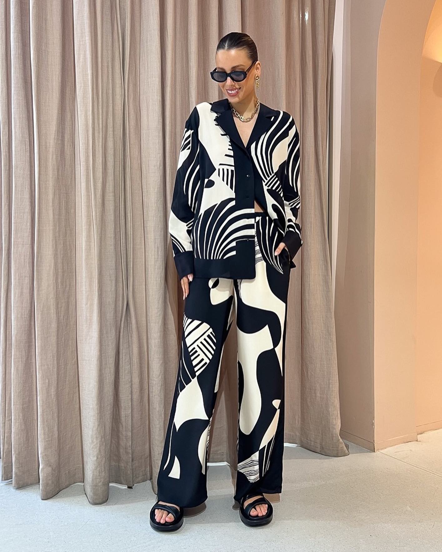 Mariana | Versatile black and white set