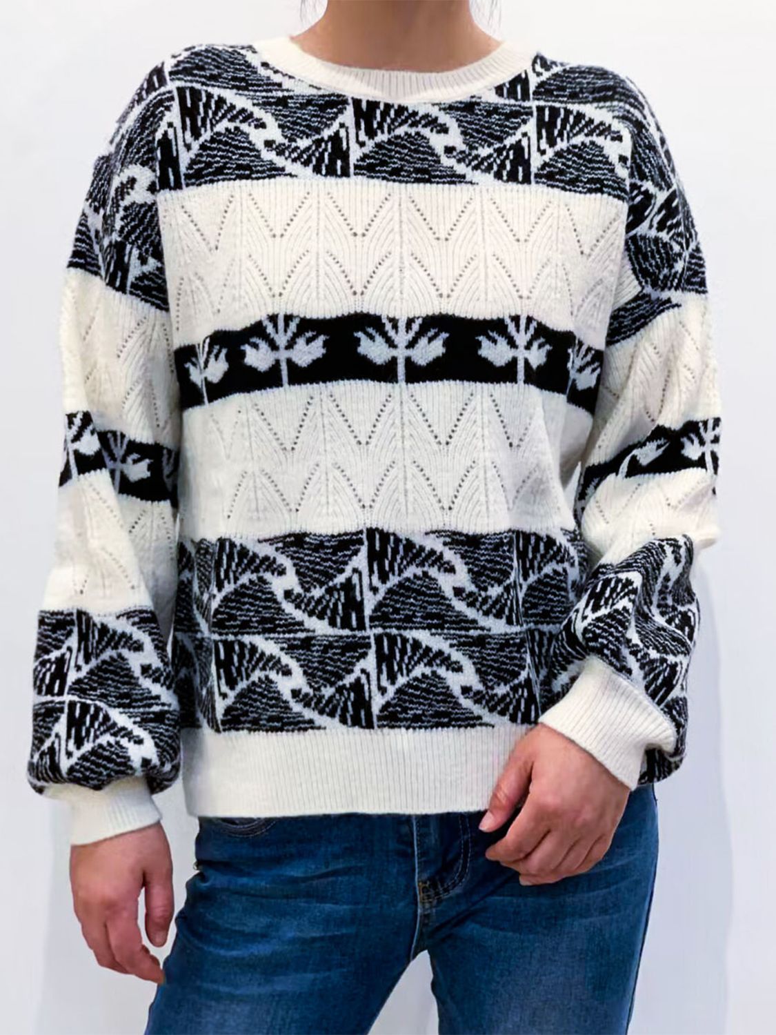 Tatjana | Color block sweater with a crew neck and dropped shoulders