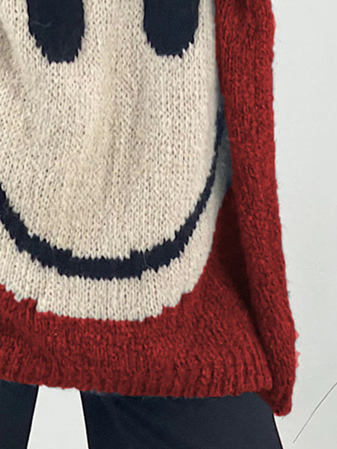 Laura | Long-sleeved sweater with a smiling face and a V-neck