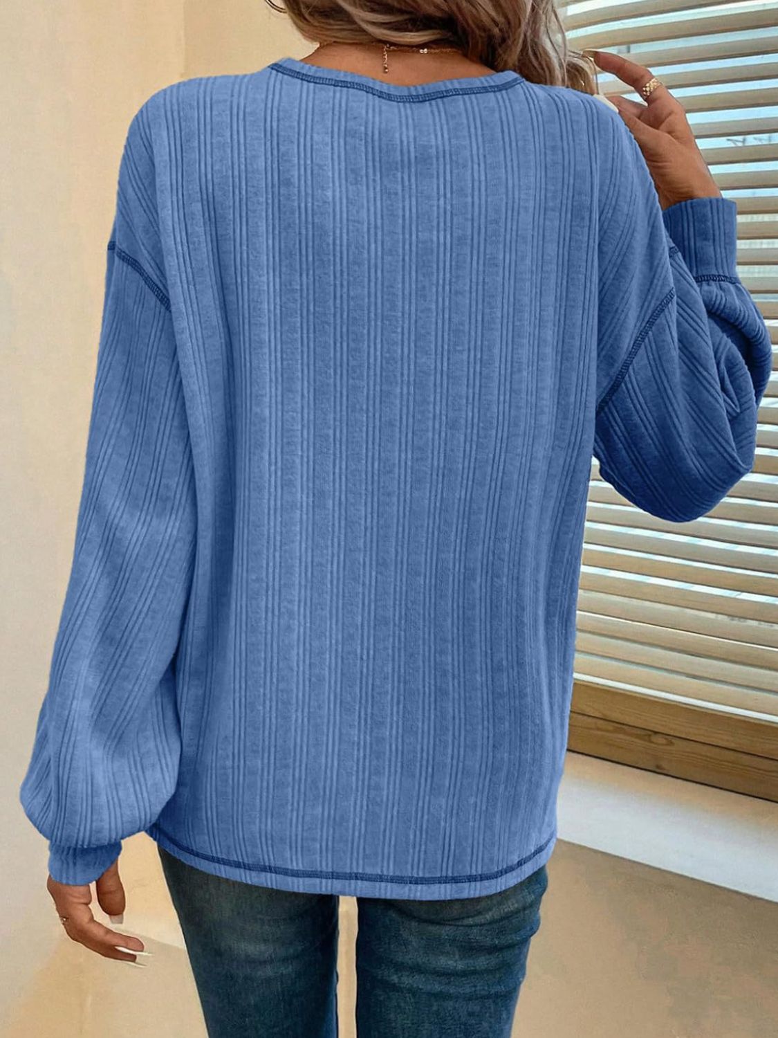 Hildegard | Long-sleeved t-shirt with a crew neck and contrast stitching