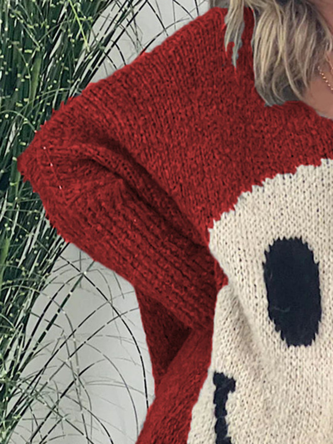 Laura | Long-sleeved sweater with a smiling face and a V-neck