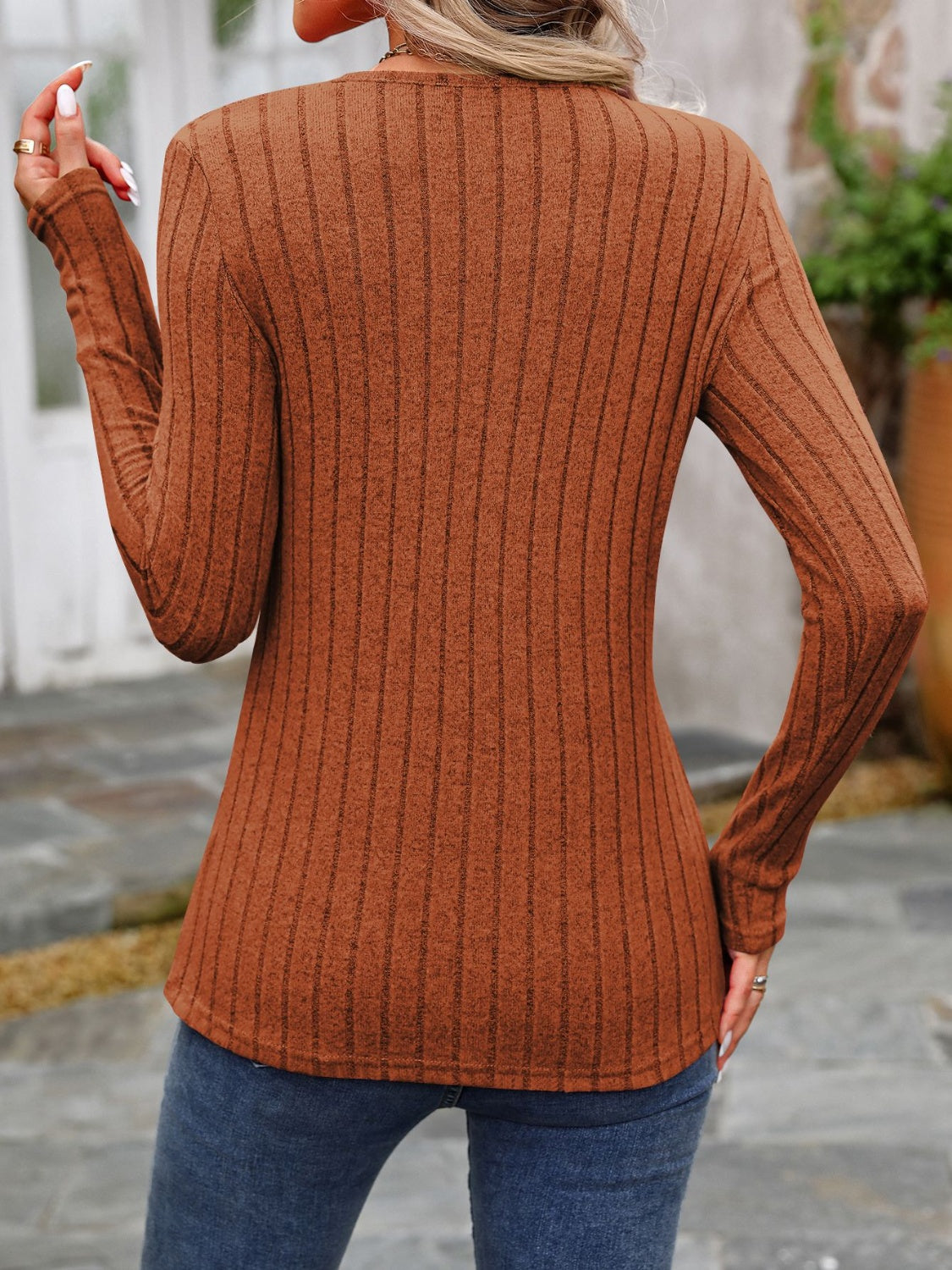 Hilda | Long-sleeved T-shirt with decorative button and crew neck