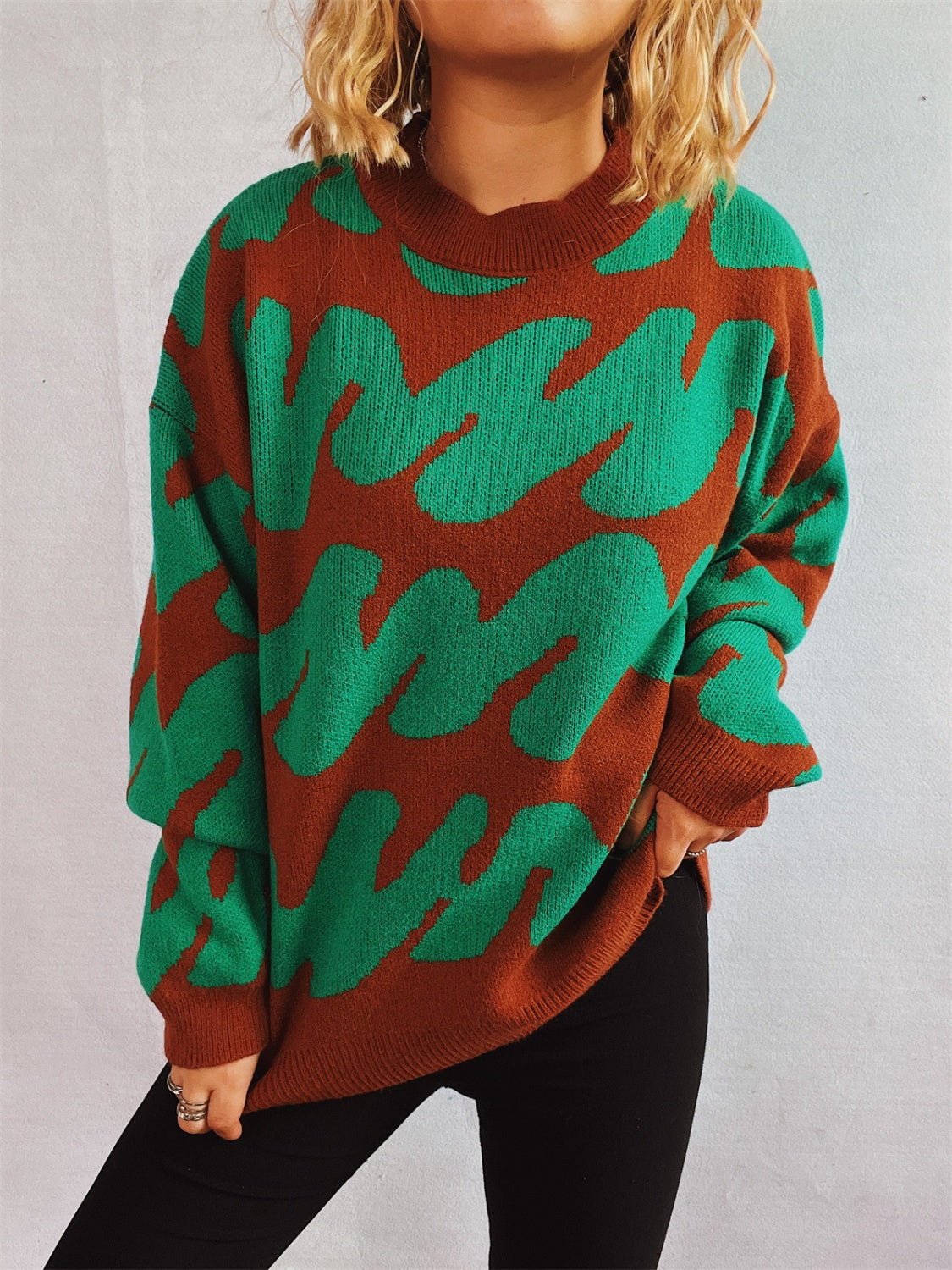 Anita | Contrasting long-sleeved sweater with a crew neck