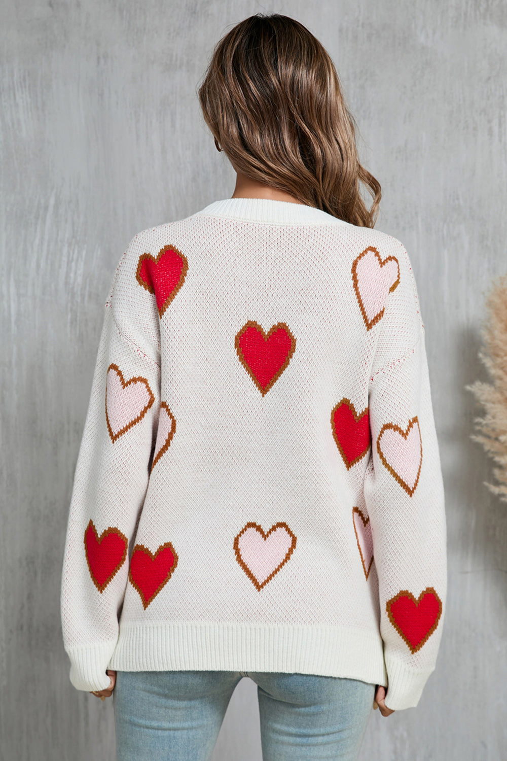 Gabriela | Contrast heart sweater with crew neck and long sleeves