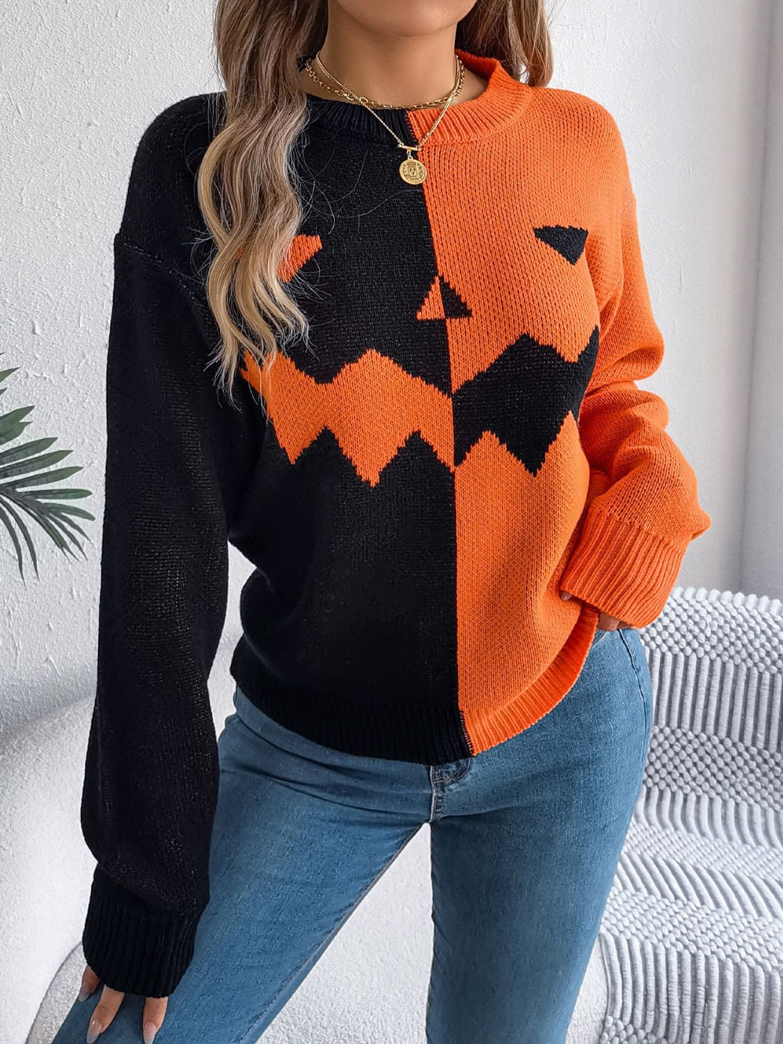 Ana | Contrasting long-sleeved sweater with a crew neck