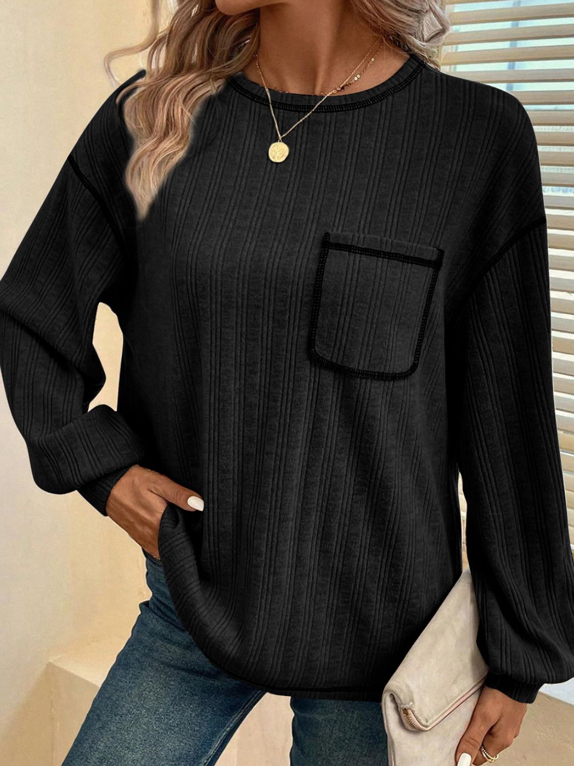 Hildegard | Long-sleeved t-shirt with a crew neck and contrast stitching
