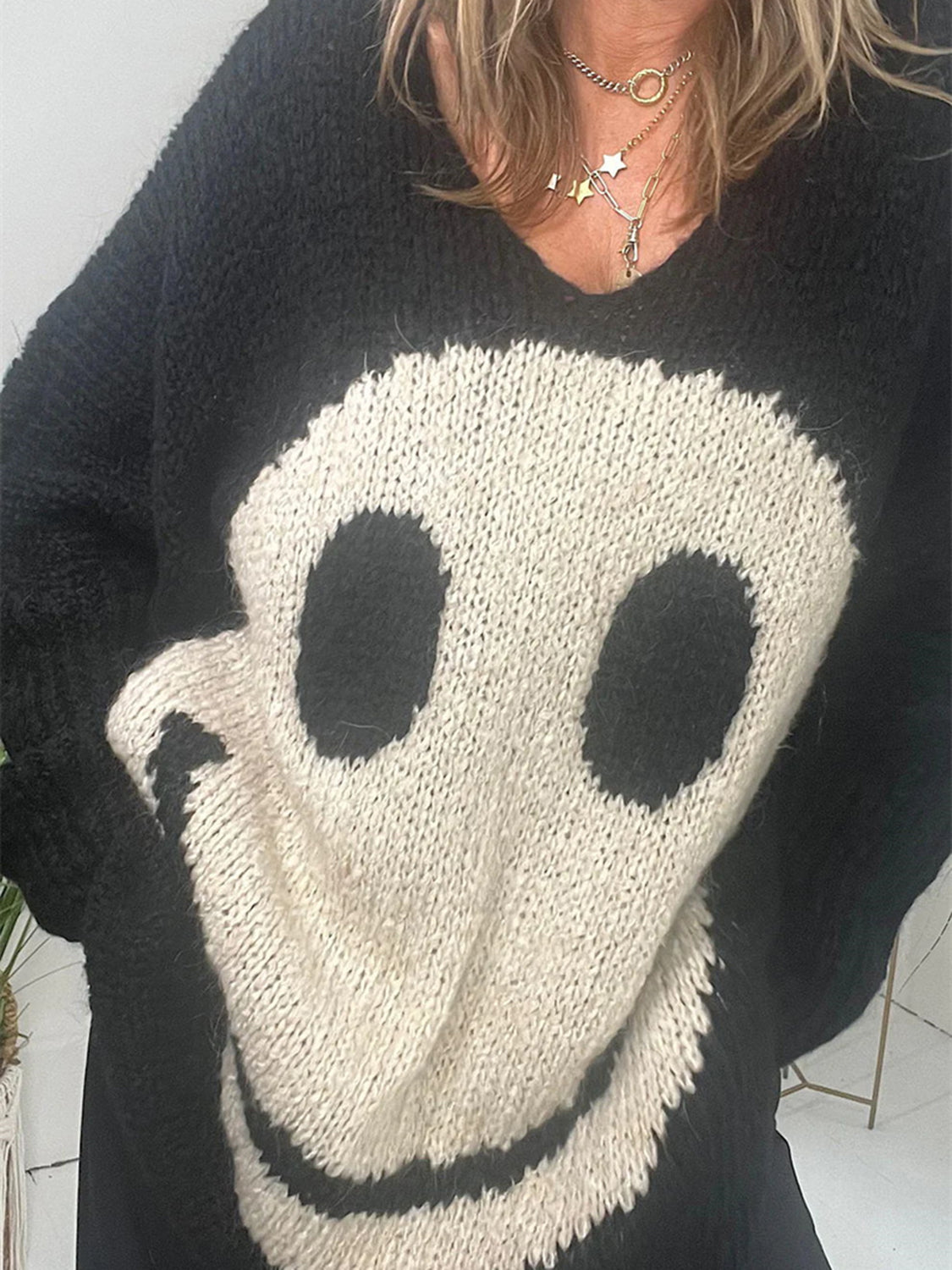 Laura | Long-sleeved sweater with a smiling face and a V-neck
