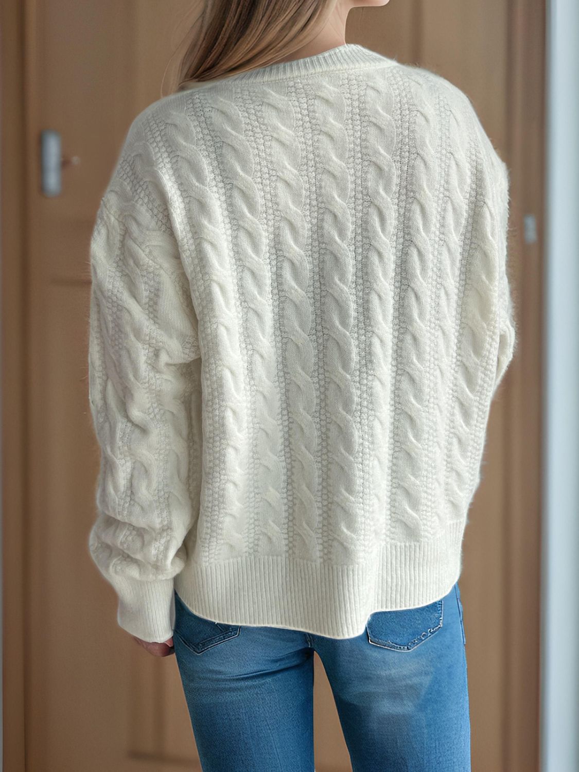 Cristina | Cable knit cardigan with a crew neck and long sleeves