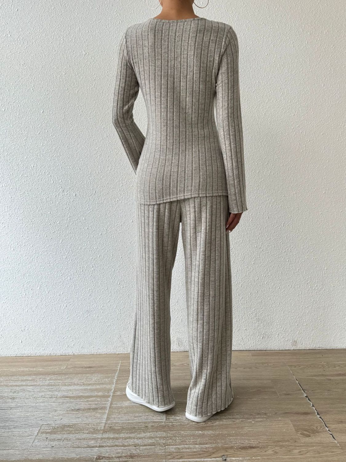 Rocio | Set consisting of a ribbed long-sleeved V-neck shirt and trousers with pockets