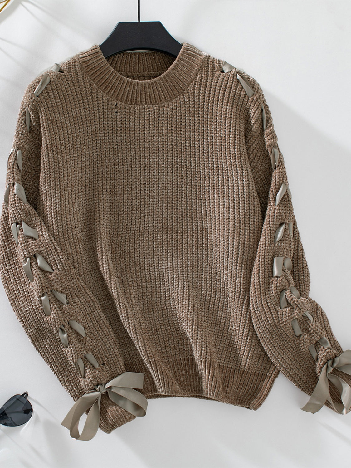Zulema | Long-sleeved pullover with a lace-up crew neck