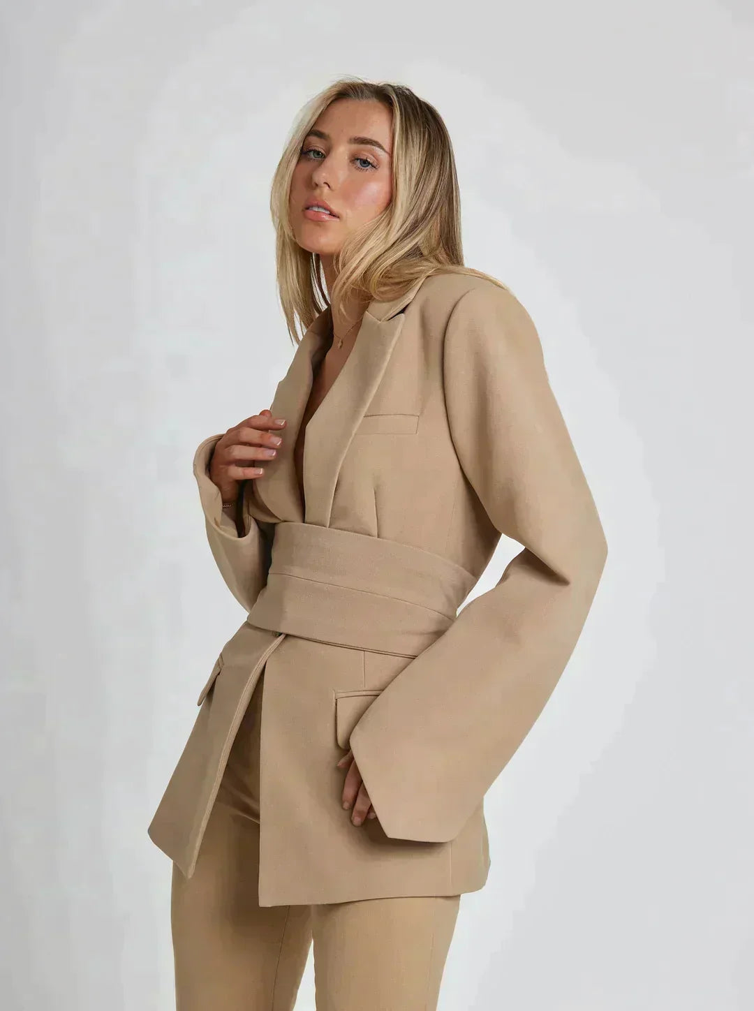 Noelia | Blazer with additional belts