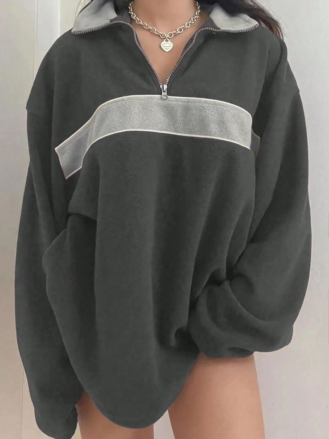 Ingrid | Contrasting long-sleeved sweatshirt with dropped shoulders