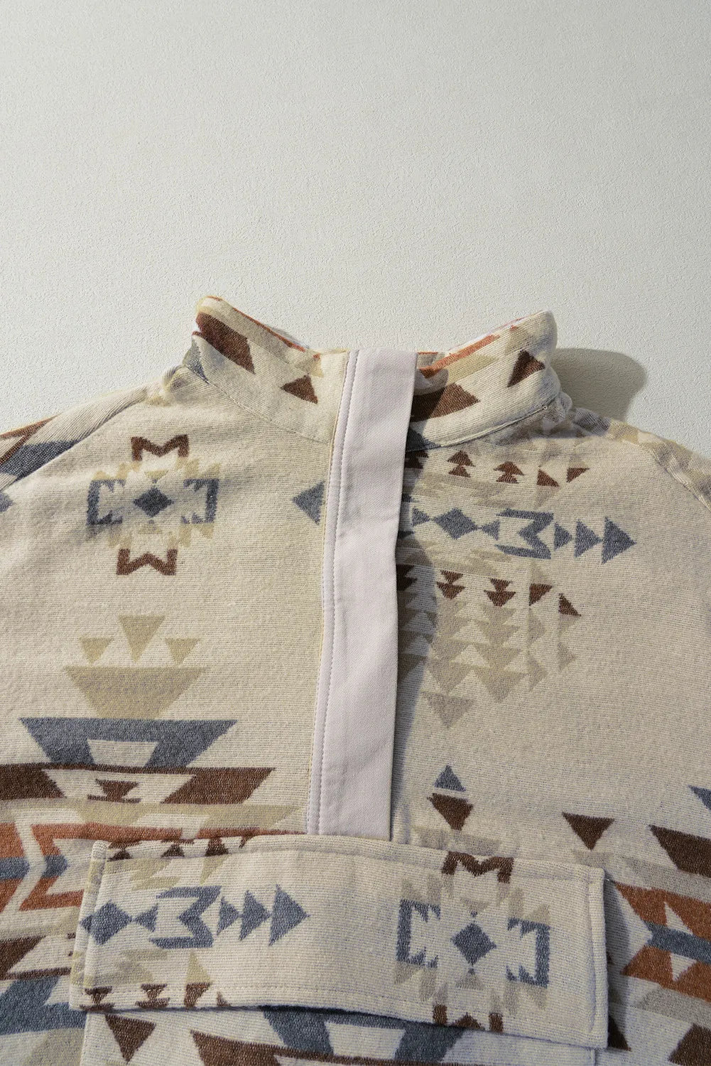 Emilia | Long-sleeved sweatshirt with a geometric collar neckline