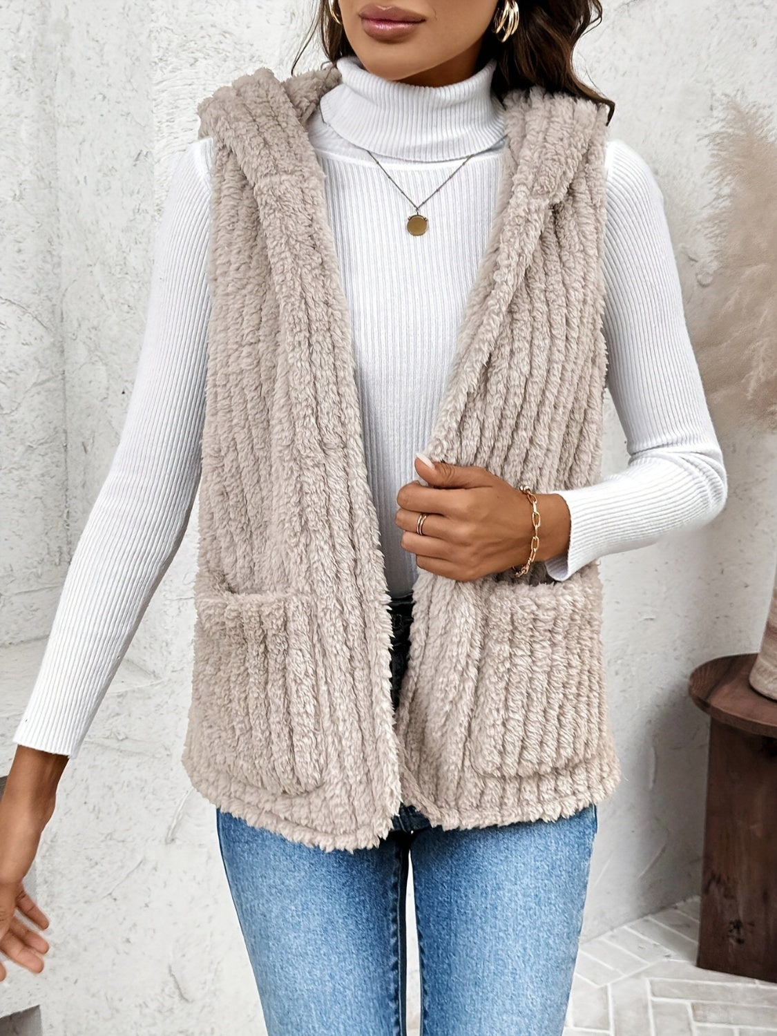 Julieta | Fluffy hooded vest with pockets