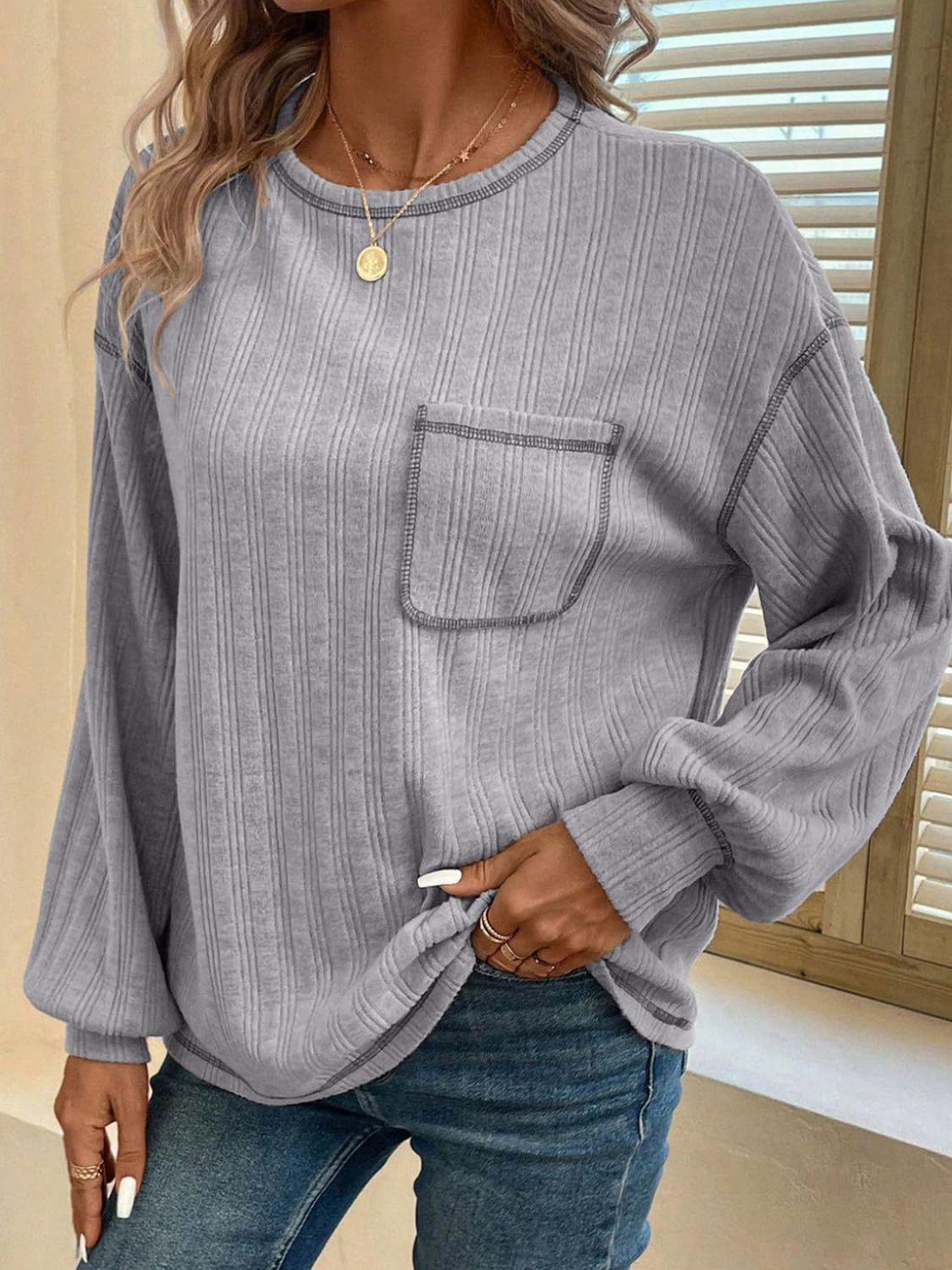 Hildegard | Long-sleeved t-shirt with a crew neck and contrast stitching