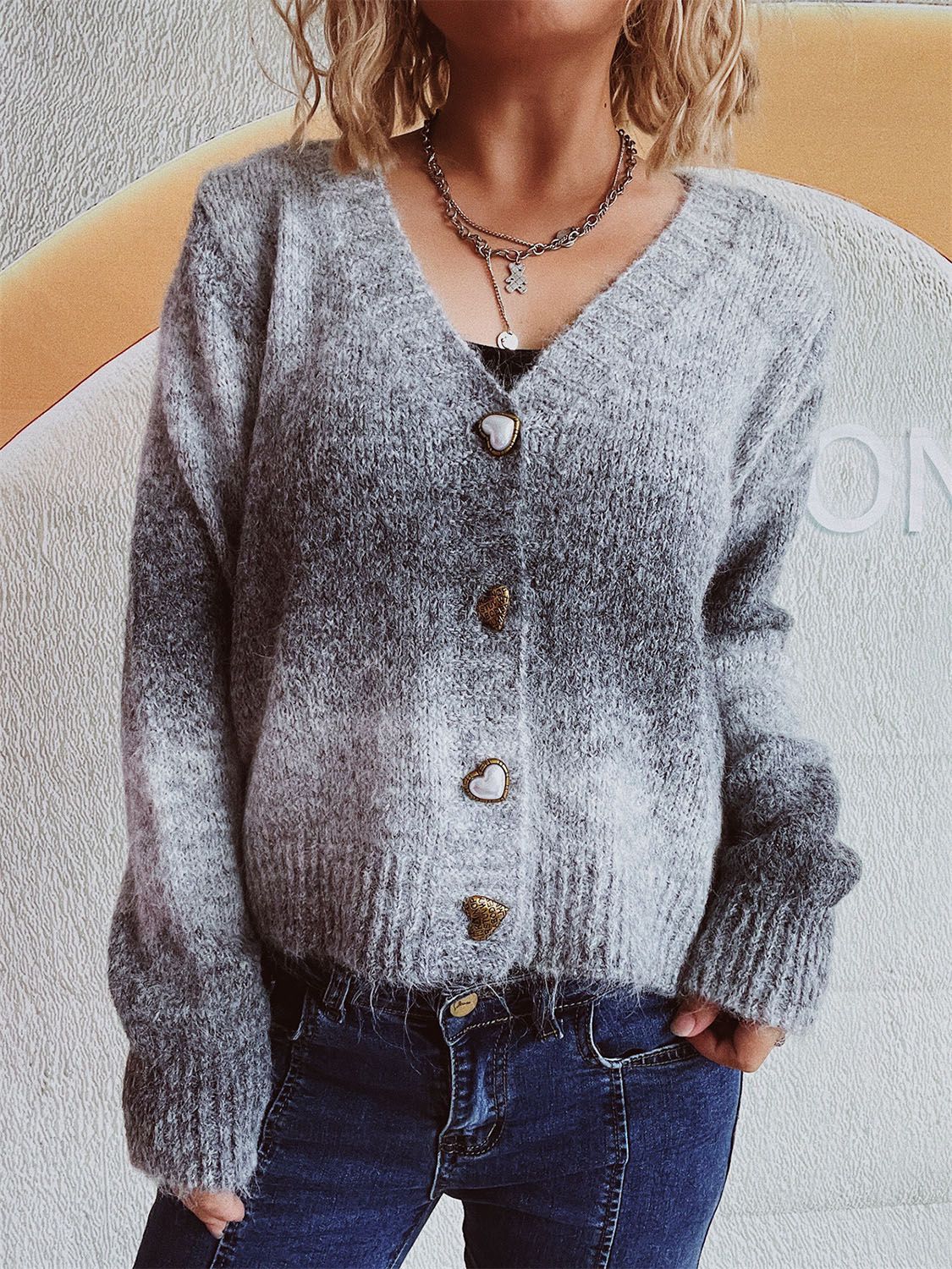 Estela | V-neck cardigan with gradient heart-shaped buttons