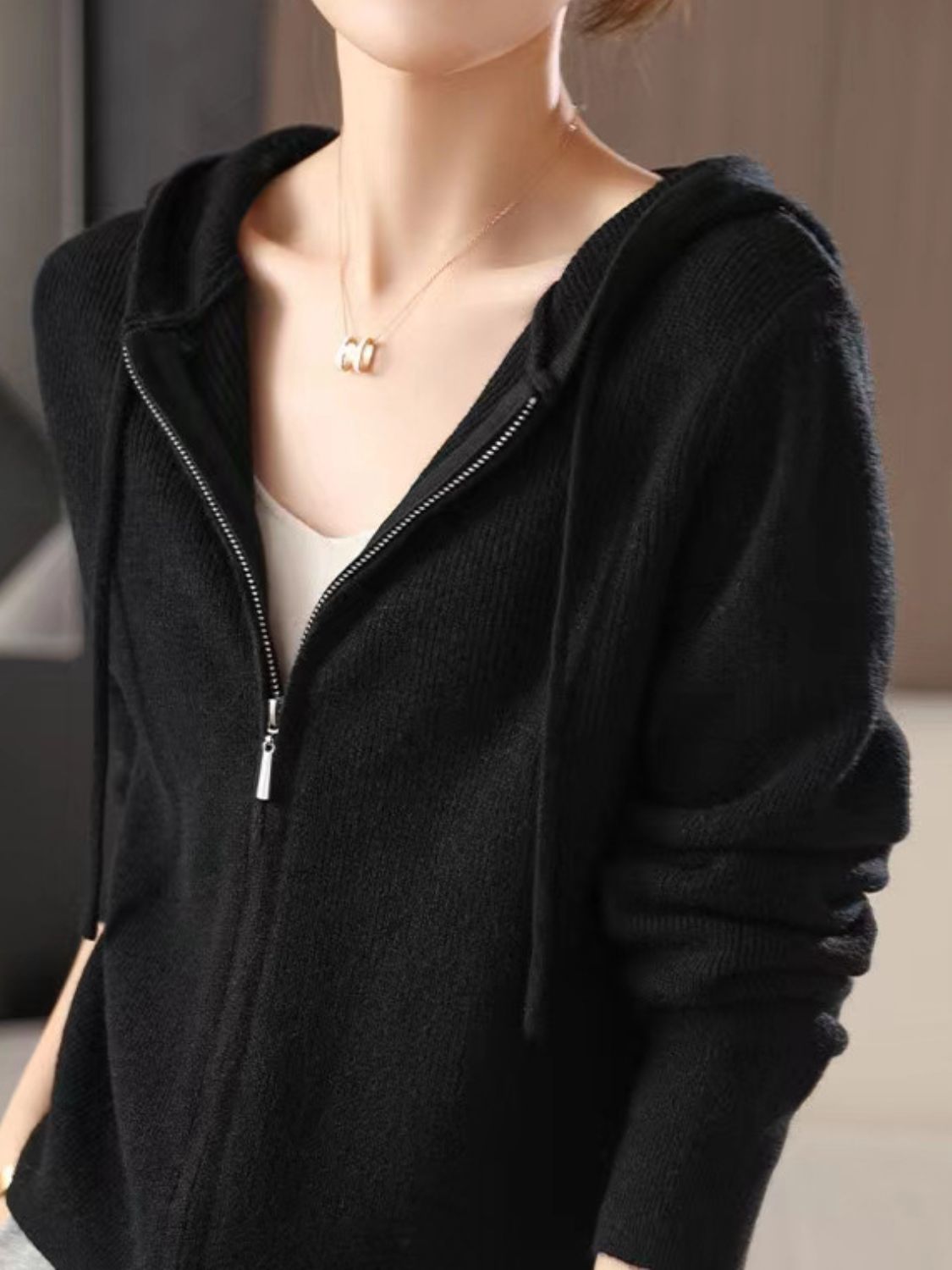Helga | Long sleeve hoodie with drawstring and zip fastening